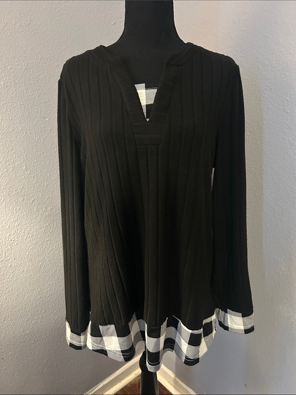 Emery Rose Women Long Sleeve Black White V-Neck Plaid Hem Top Size Large
